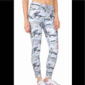 TractrBLU distressed camo jeans size 26